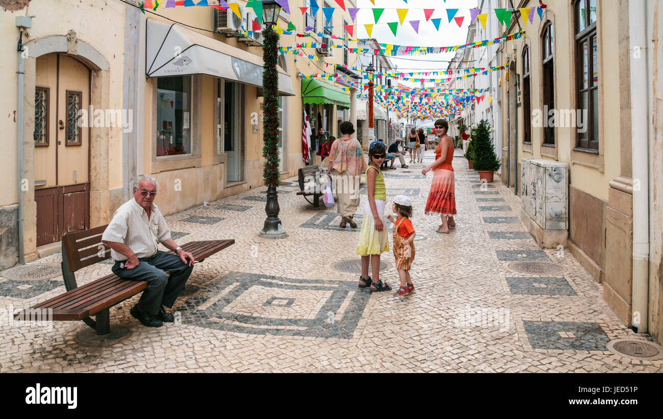 SILVES, PORTUGAL - 27 juin 2006 : les gens sur la rue Rua Elias Garcia dans le centre de ville sives. La ville de Silves est l'ancienne capitale de l'Algarve, région Banque D'Images