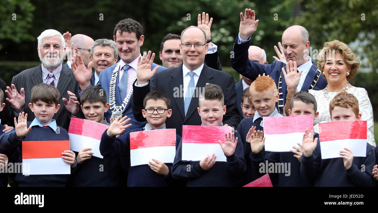 Son Altesse Sérénissime Albert II, Prince de Monaco pose pour des photos avec des enfants des écoles locales comme il l'inaugure la Roseraie Princesse Grace à St Dominick&acirc ; Park, au cours d'une visite à Dublin, dans le comté de Louth. Banque D'Images