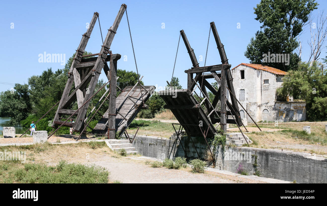 ARLES, FRANCE - 7 juillet 2008 : les touristes près du Pont Van Gogh, réplique du pont Langlois, pont-levis qui a été l'objet de plusieurs peintures de Vi Banque D'Images