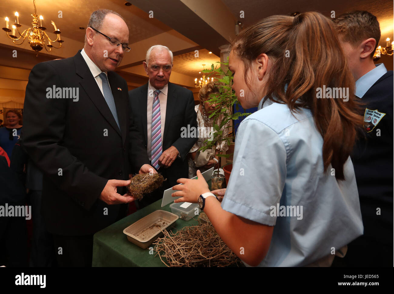 Son Altesse Sérénissime Albert II, Prince de Monaco est montré un nid d'oiseaux par des enfants des écoles locales à une conférence sur la biodiversité à la Boyne Valley Hotel lors d'une visite à Dublin, dans le comté de Louth. Banque D'Images