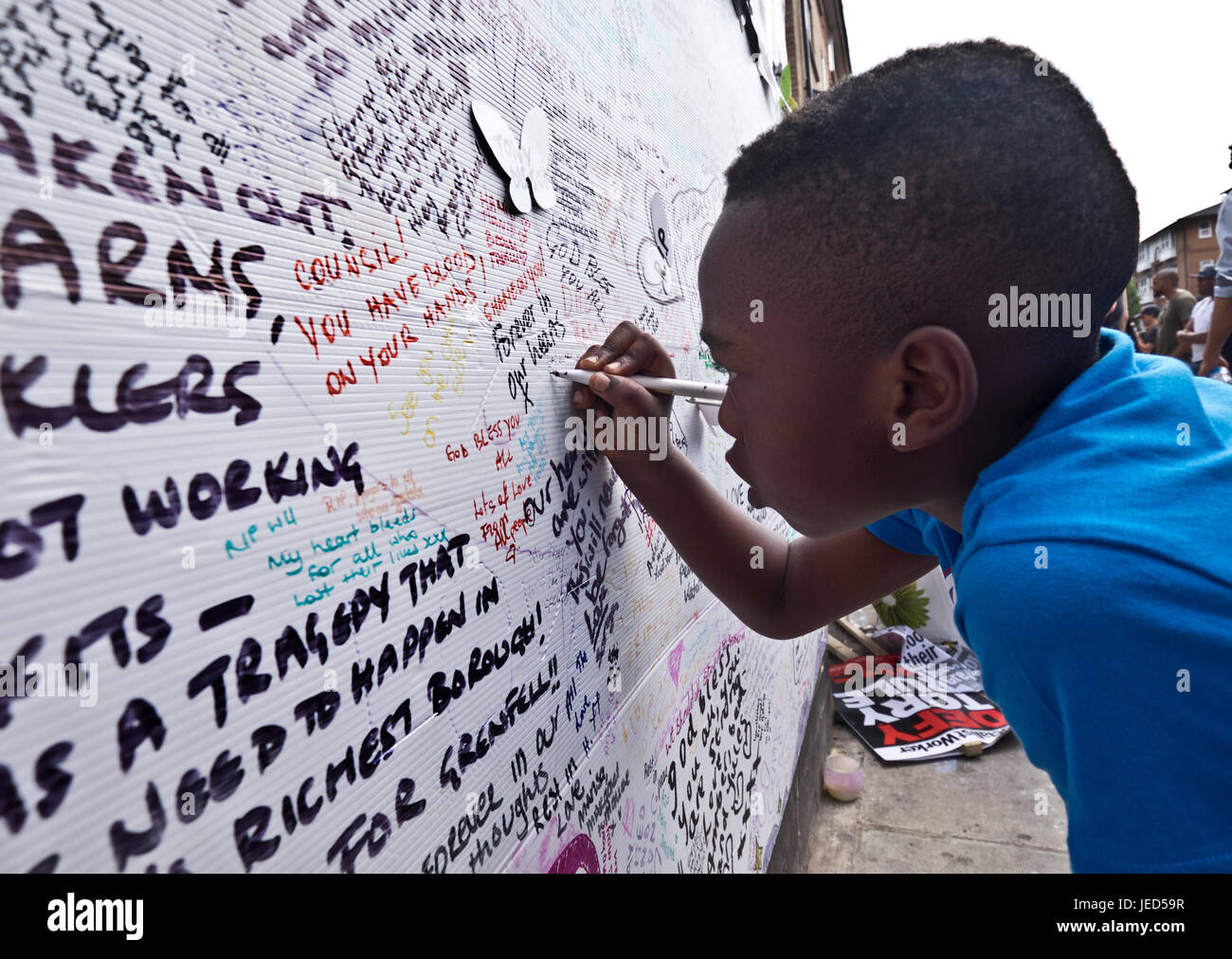 Familles et amis écrit sur le mur de condoléances à la suite de l'incendie qui a détruit la tour de 24 étages Grenfell à North Kensington, Londres le 14 juin 2017. Le nombre de morts officiellement à 75 mais aura sans doute lieu à trois chiffres. Banque D'Images