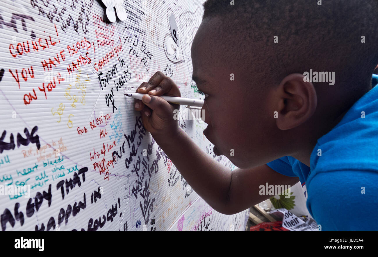 Familles et amis écrit sur le mur de condoléances à la suite de l'incendie qui a détruit la tour de 24 étages Grenfell à North Kensington, Londres le 14 juin 2017. Le nombre de morts officiellement à 75 mais aura sans doute lieu à trois chiffres. Banque D'Images