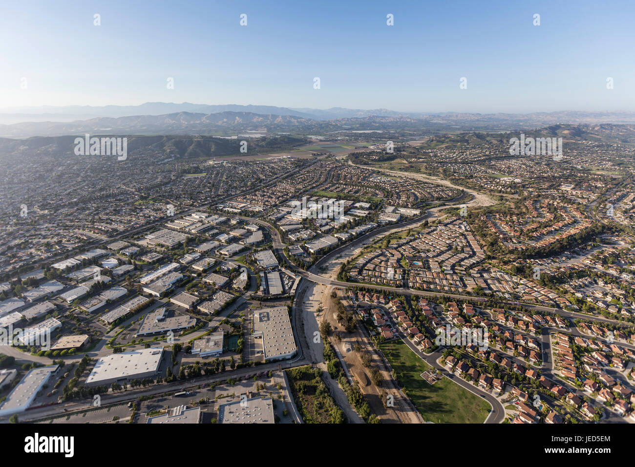 Vue aérienne des bâtiments industriels et des quartiers de Camarillo, en Californie. Banque D'Images