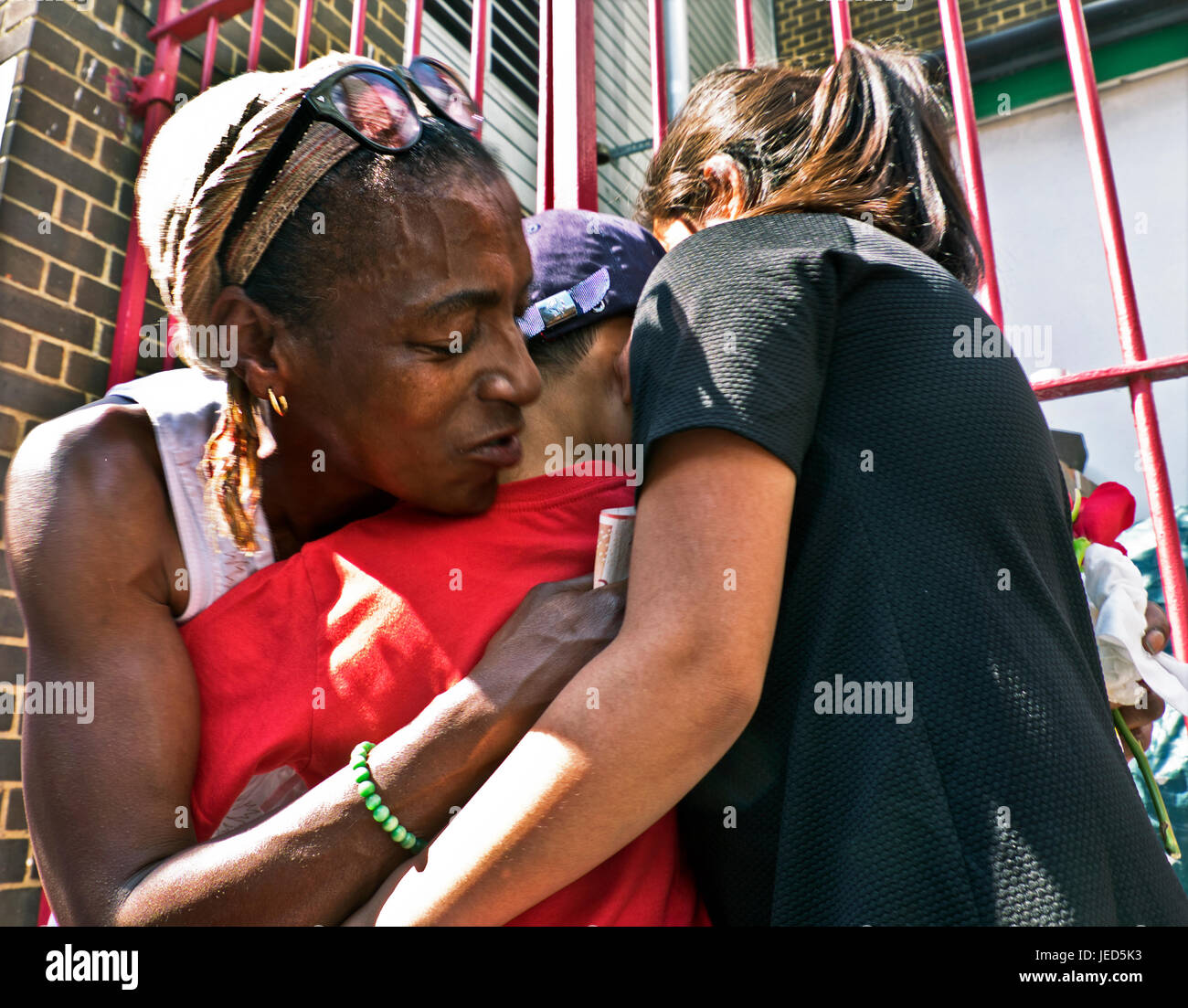 Maria Mendy , le cousin de Marie Mendy et sa fille Khadya qui ont été tués dans l'arrière-boutique l'incendie qui a détruit la tour de 24 étages Grenfell à North Kensington, Londres le 14 juin 2017. Le nombre de morts officiellement à 75 mais aura sans doute lieu à trois chiffres. Banque D'Images