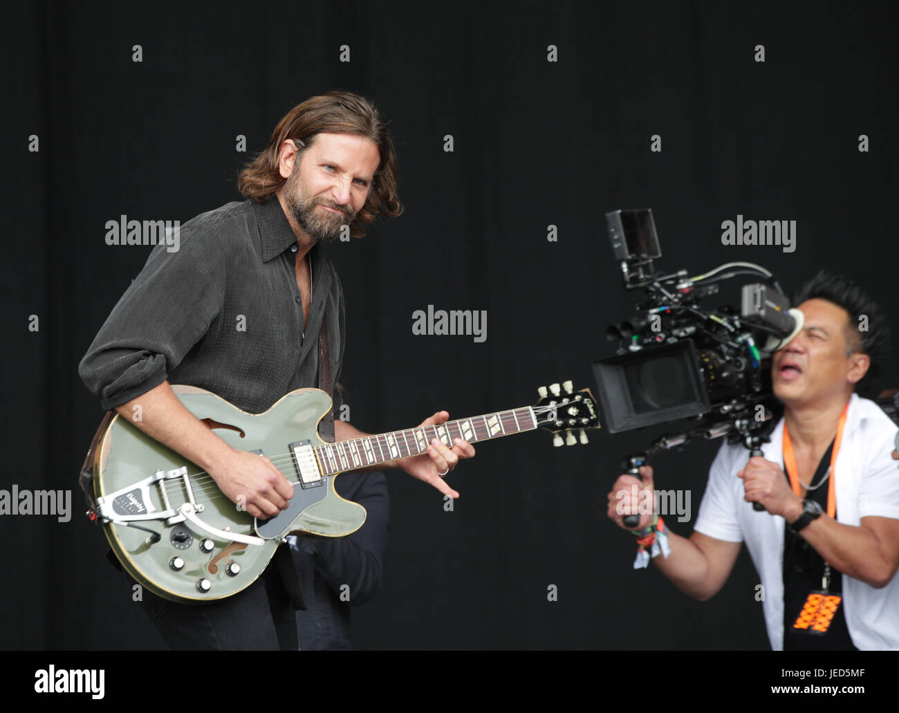 L'acteur américain Bradley Cooper tournage des scènes à partir d'un étoile est née sur la pyramide, avant Kris Kristofferson prend à la scène, au festival de Glastonbury à la ferme digne dans Pilton, Somerset. Banque D'Images