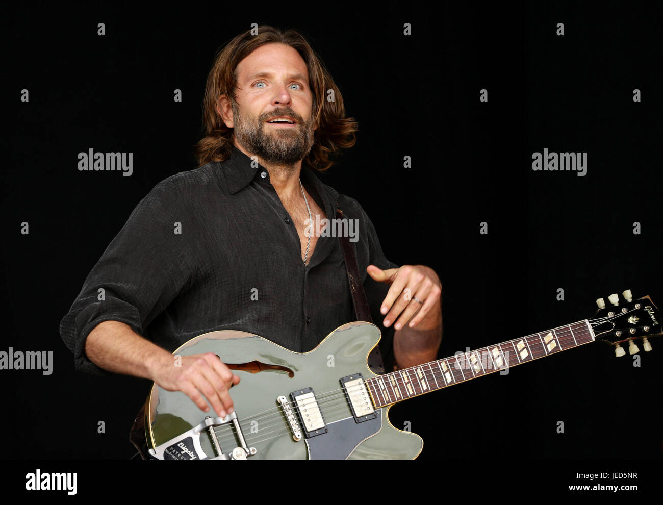 L'acteur américain Bradley Cooper tournage des scènes à partir d'un étoile est née sur la pyramide, avant Kris Kristofferson prend à la scène, au festival de Glastonbury à la ferme digne dans Pilton, Somerset. ASSOCIATION DE PRESSE Photo. Photo date : vendredi 23 juin, 2017. Voir PA story SHOWBIZ Glastonbury. Crédit photo doit se lire : Yui Mok/PA Wire Banque D'Images