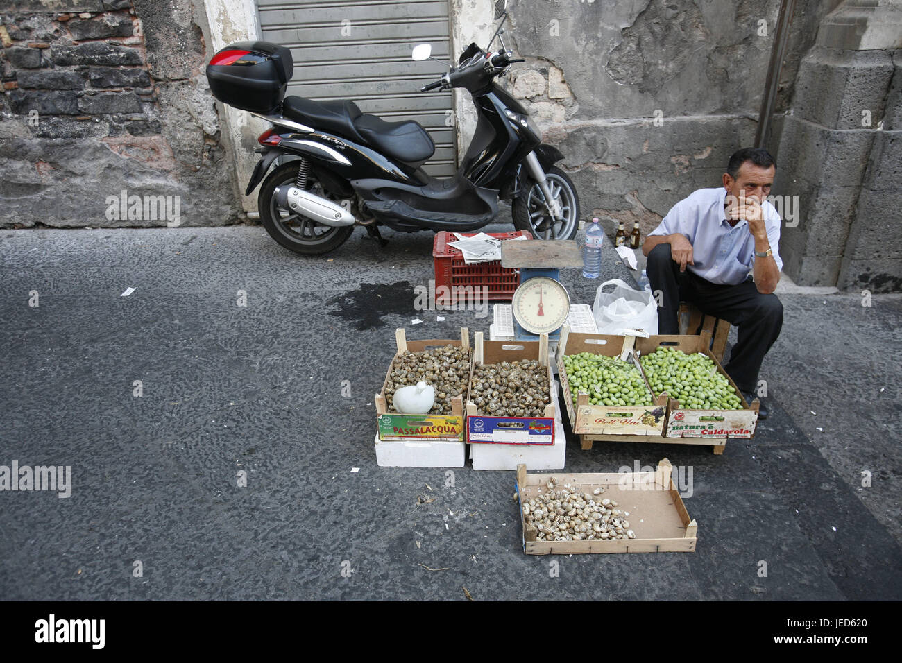 L'Italie, la Sicile, Catane, vendeur de rue, les ventes, les fruits, le modèle ne libération, Europe du Sud, Lane, de l'alimentation, les légumes, les échelles, vendeur, l'homme, s'asseoir, attendre, l'économie, le commerce de détail, moto, Banque D'Images