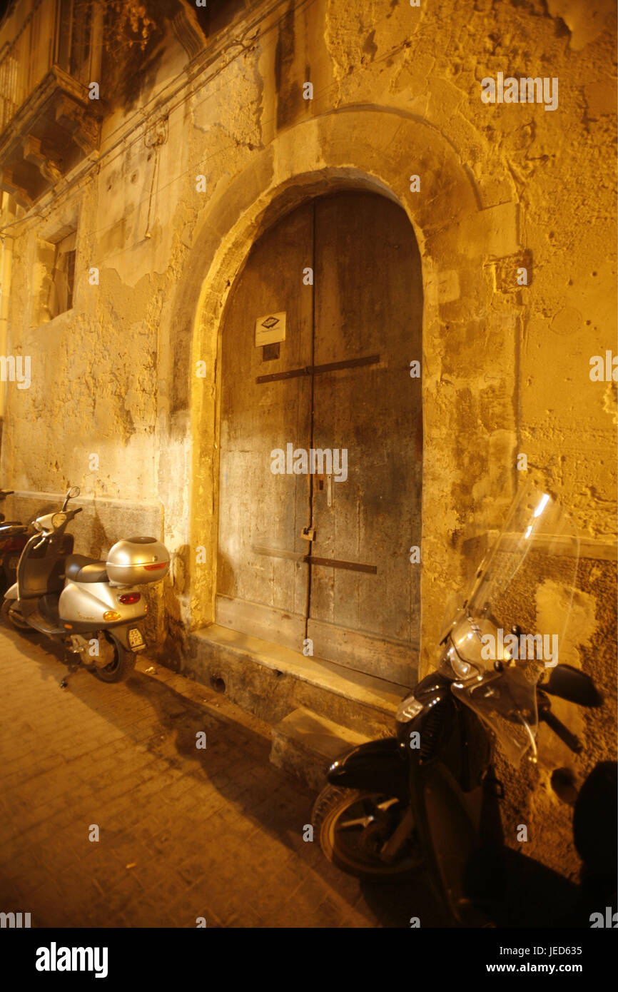 L'Italie, la Sicile, île de Ortigia, Syracuse, Vieille Ville, Lane, route, scooter, soir, le sud de l'Europe, Syracuse, ville, façade de maison, façade, motos, scooters, stand, parc, la lumière, l'éclairage, le soir, personne, Banque D'Images