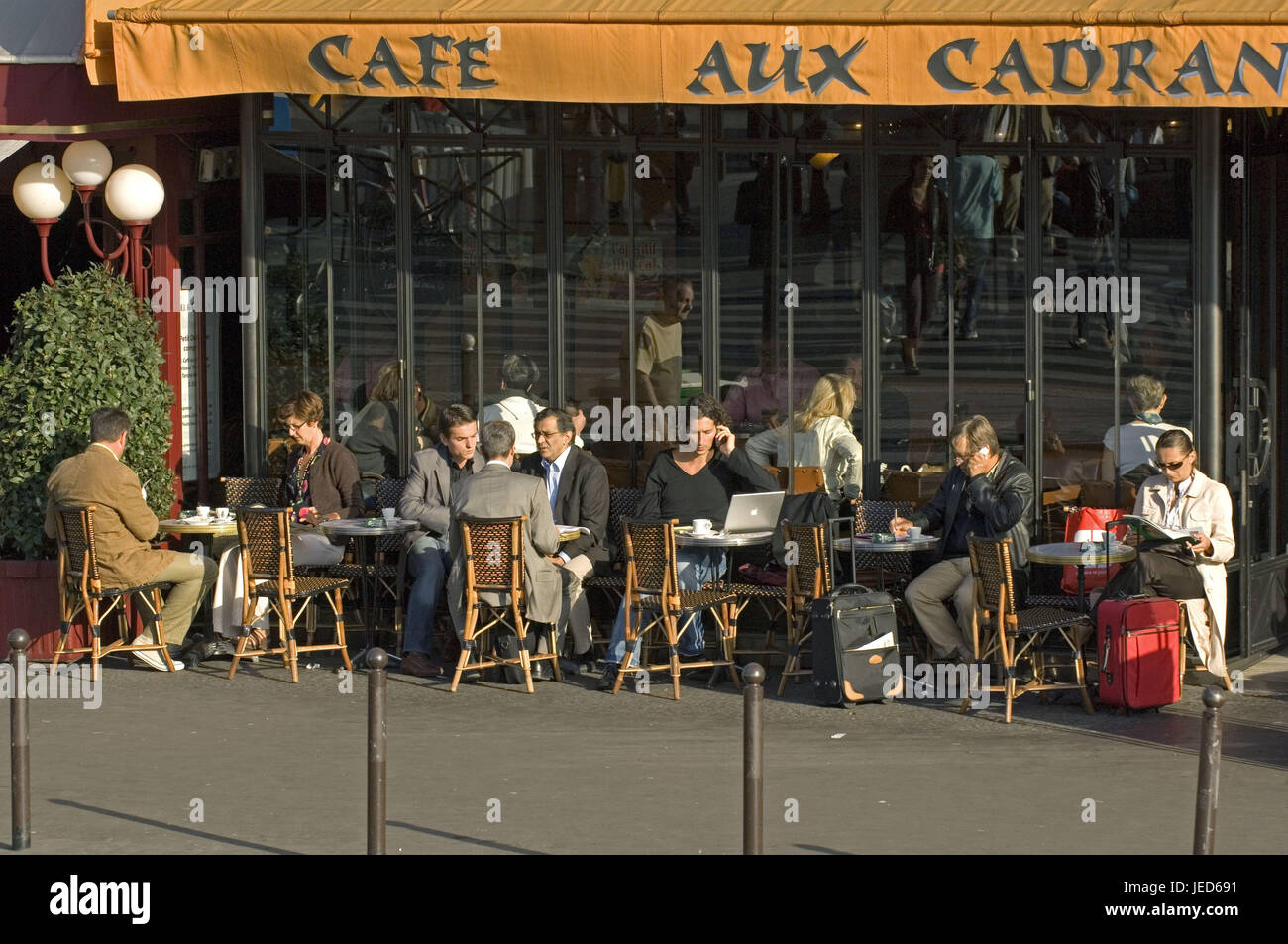 France, Paris, Saint-Germain des Prés, café, les clients, le modèle ne libération, Banque D'Images
