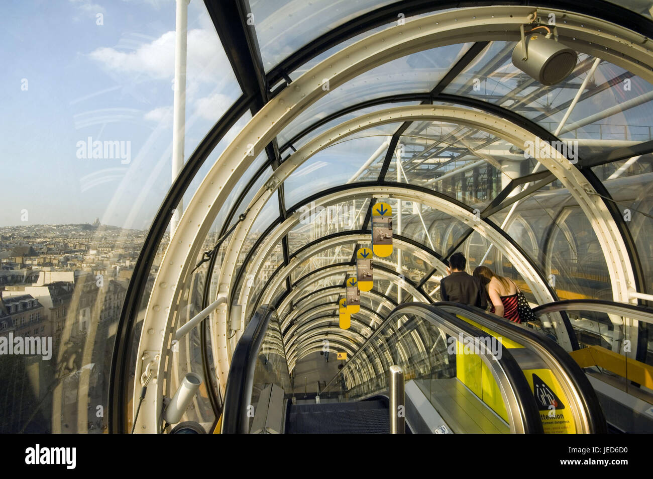 France, Paris, quartier de la ville de Beaubourg, Centre Georges Pompidou, escalier roulant, en couple, en vue de dos, le modèle ne libération, Banque D'Images