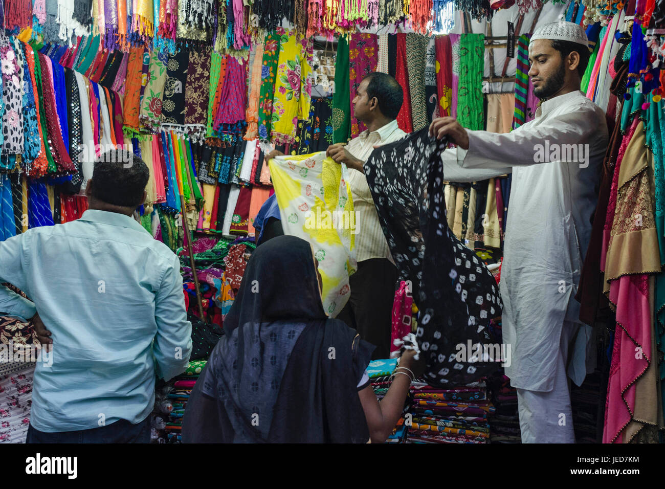 17 juin 2017 - Kolkata, Bengale occidental, Inde - Personnes shopping pour les membres de leur famille sur Eid-Ul-Fitar à Zakaria street à Kolkata (crédit Image : © Debsuddha Banerjee via Zuma sur le fil) Banque D'Images