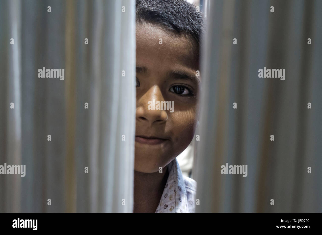 22 juin 2017 - Kolkata, Bengale occidental, Inde - un garçon qui vient à Zakaria street pour le shopping des prochains Eid-Ul-Fitar, pose pour une photo. (Crédit Image : © Debsuddha Banerjee via Zuma sur le fil) Banque D'Images