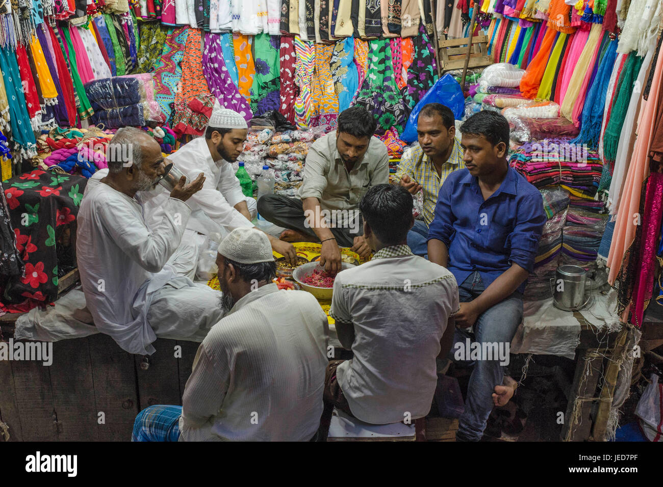 8 juin 2017 - Kolkata, Bengale occidental, Inde - les gens ayant de la nourriture à l'Iftar partie après la journée rapide à Zakaria street de Kolkata, Inde (crédit Image : © Debsuddha Banerjee via Zuma sur le fil) Banque D'Images