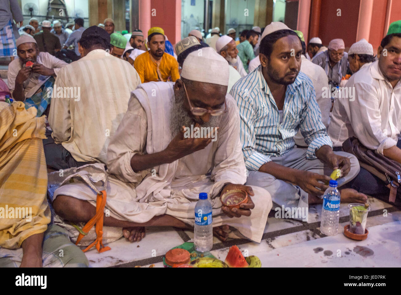 22 juin 2017 - Kolkata, Bengale occidental, Inde - les gens ayant de la nourriture à l'Iftar partie après la journée rapide dans Nakhada mosquée de Kolkata, Inde (crédit Image : © Debsuddha Banerjee via Zuma sur le fil) Banque D'Images