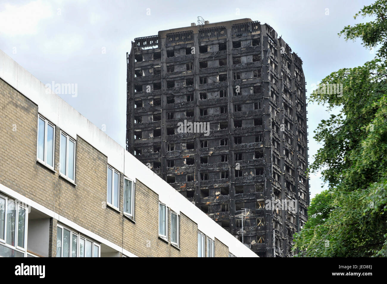 Londres, Royaume-Uni. 23 Juin, 2017. L'holocauste de Grenfell Tower domine le paysage local. Sur neuf jours, la police a signalé que l'incendie de la tour de Grenfell, dans l'ouest de Londres a commencé dans un réfrigérateur-congélateur, et à l'extérieur de bardage et l'isolation n'a pas aux tests de sécurité. Crédit : Stephen Chung/Alamy Live News Banque D'Images