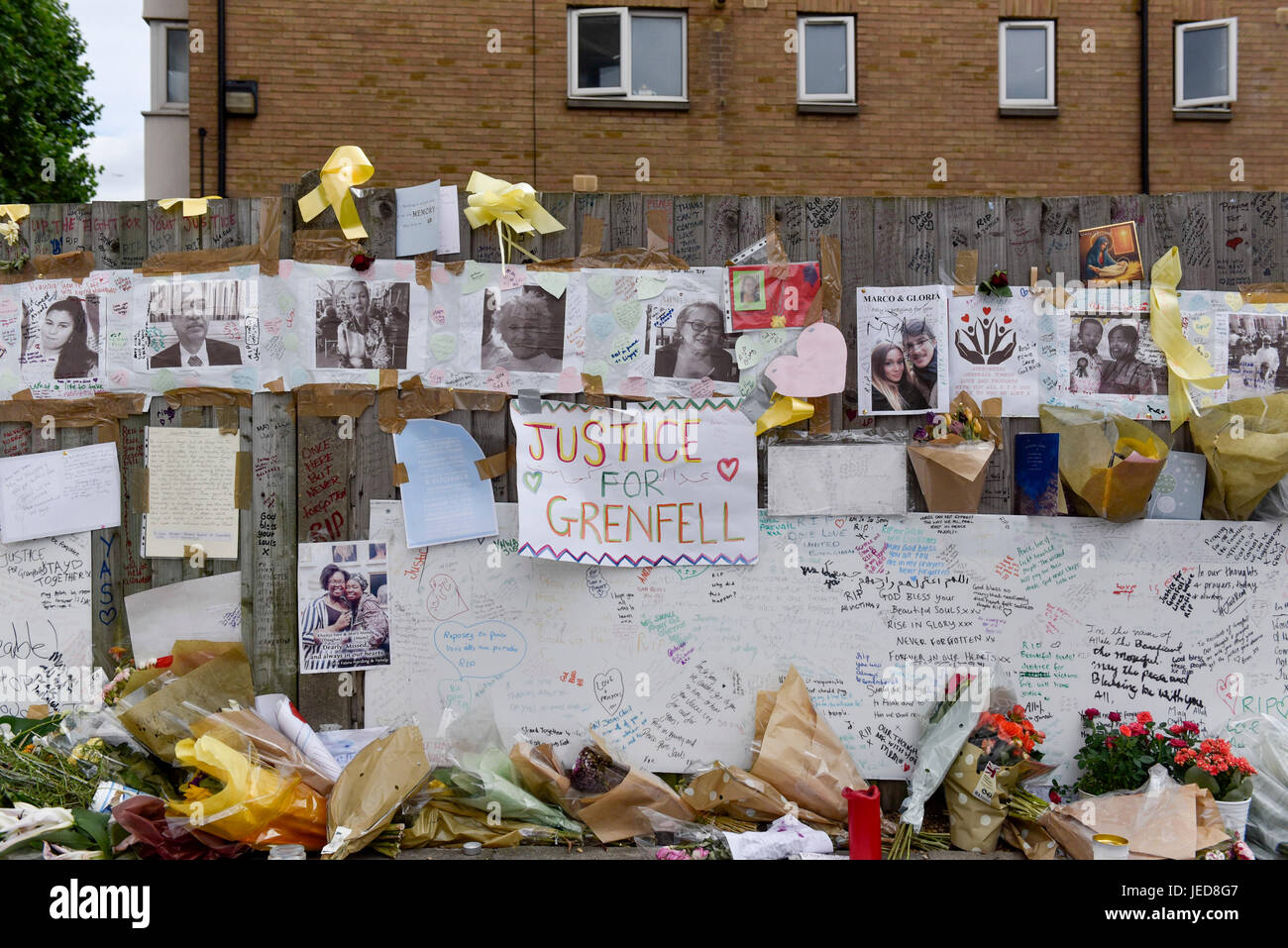 Londres, Royaume-Uni. 23 Juin, 2017. L'un des nombreux monuments commémoratifs pour les victimes. Sur neuf jours, la police a signalé que l'incendie de la tour de Grenfell, dans l'ouest de Londres a commencé dans un réfrigérateur-congélateur, et à l'extérieur de bardage et l'isolation n'a pas aux tests de sécurité. Crédit : Stephen Chung/Alamy Live News Banque D'Images