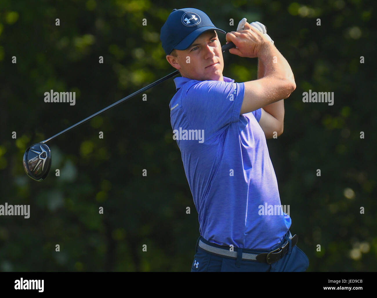 Cromwell, USA. Vendredi 23 Juin 2017 : Jordan Spieth suit son coup de départ sur le 14e trou lors du deuxième tour des voyageurs Golf Championship à PTC River Highlands à Cromwell, Connecticut. Credit : Cal Sport Media/Alamy Live News Banque D'Images