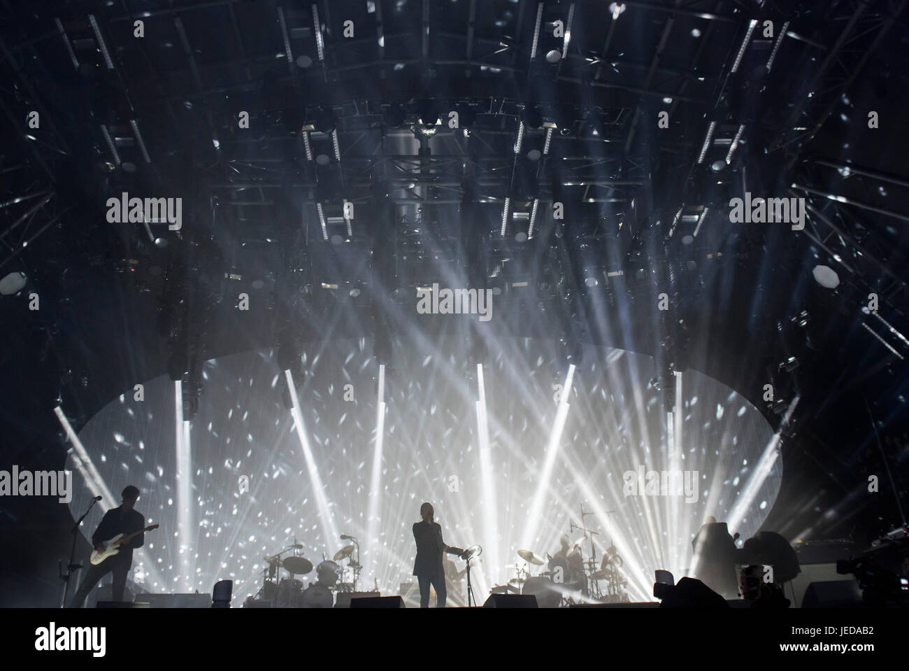 Glastonbury, Somerset, Royaume-Uni. 23 Juin, 2017. Radiohead, le plomb par Thom York, effectuer sur la Pyramide Étape dans fronmt très excité de fans - Le festival de Glastonbury en 2017, digne ferme. Glastonbury, 23 juin 2017 Crédit : Guy Bell/Alamy Live News Banque D'Images