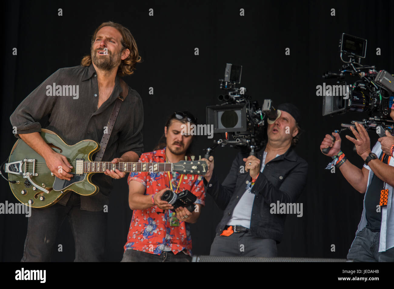 Glastonbury, Somerset, Royaume-Uni. 23 Juin, 2017. Bradley Cooper films une scène comme Kris Kristofferson sur la scène Pyuramid - Le festival de Glastonbury en 2017, digne ferme. Glastonbury, 23 juin 2017 Crédit : Guy Bell/Alamy Live News Banque D'Images