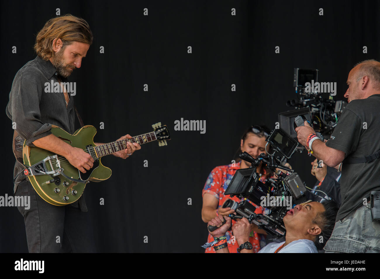 Glastonbury, Somerset, Royaume-Uni. 23 Juin, 2017. Bradley Cooper films une scène comme Kris Kristofferson sur la scène Pyuramid - Le festival de Glastonbury en 2017, digne ferme. Glastonbury, 23 juin 2017 Crédit : Guy Bell/Alamy Live News Banque D'Images