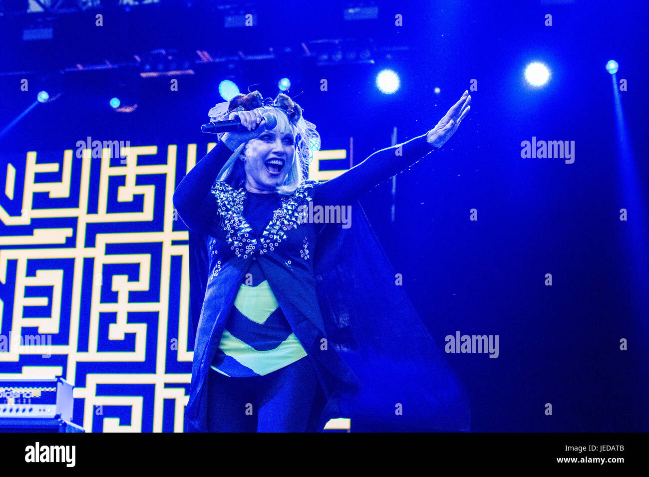 Eden Project, Cornwall, UK. 24 juin 2017. Nouvelle vague d'une des icônes Blondie joué foule compacte à l'Eden sessions sur vendredi soir, encore une fois, le contexte de l'Eden Project biomes. L'Éden Session est l'un des deux seuls montre qu'ils vont jouer au Royaume-Uni cet été. Blondie joué en dernier à Cornwall en 1999 à Cornwall le Colisée. Crédit : Simon Maycock/Alamy Live News Banque D'Images