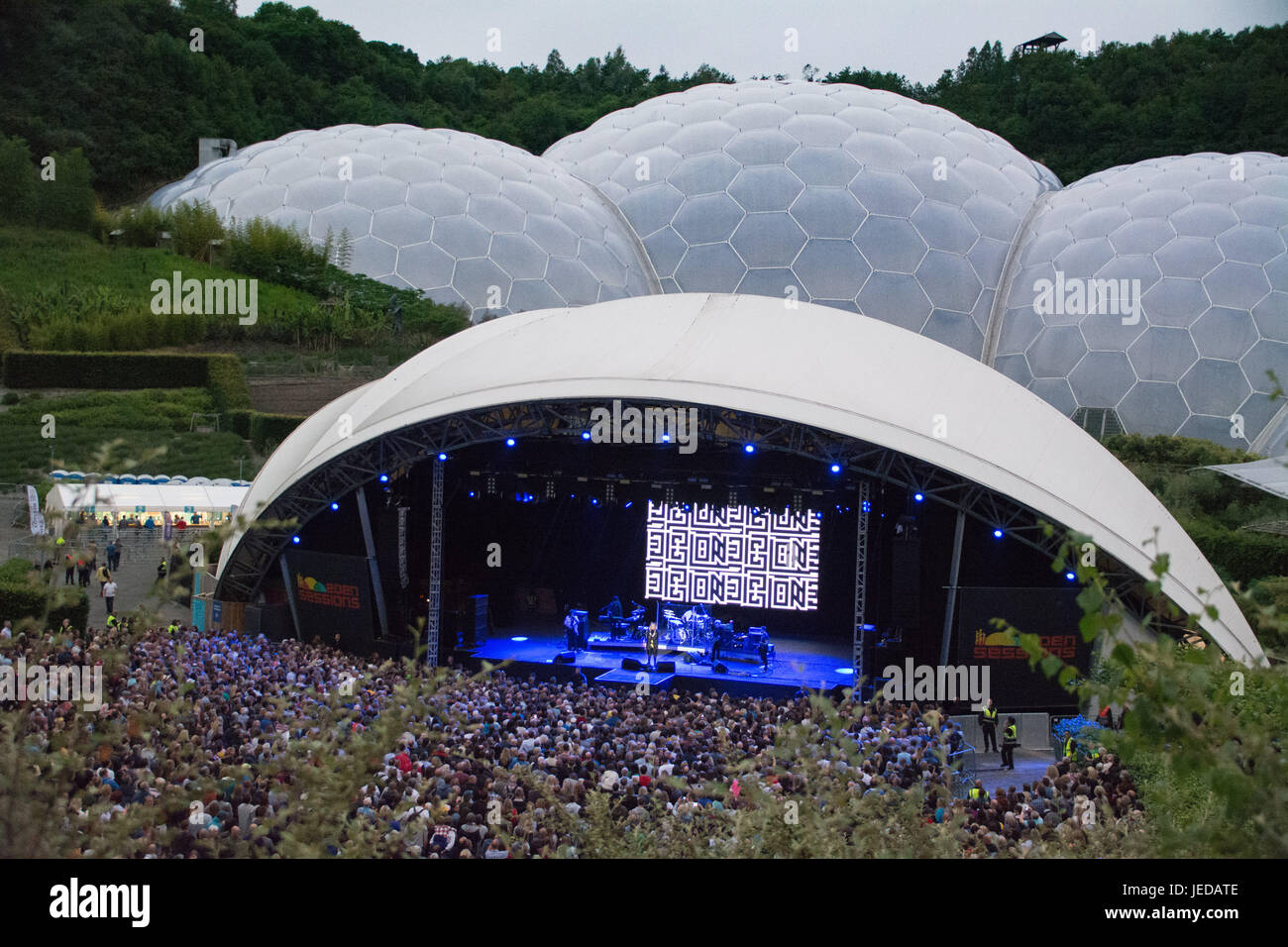 Eden Project, Cornwall, UK. 24 juin 2017. Nouvelle vague d'une des icônes Blondie joué foule compacte à l'Eden sessions sur vendredi soir, encore une fois, le contexte de l'Eden Project biomes. L'Éden Session est l'un des deux seuls montre qu'ils vont jouer au Royaume-Uni cet été. Blondie joué en dernier à Cornwall en 1999 à Cornwall le Colisée. Crédit : Simon Maycock/Alamy Live News Banque D'Images