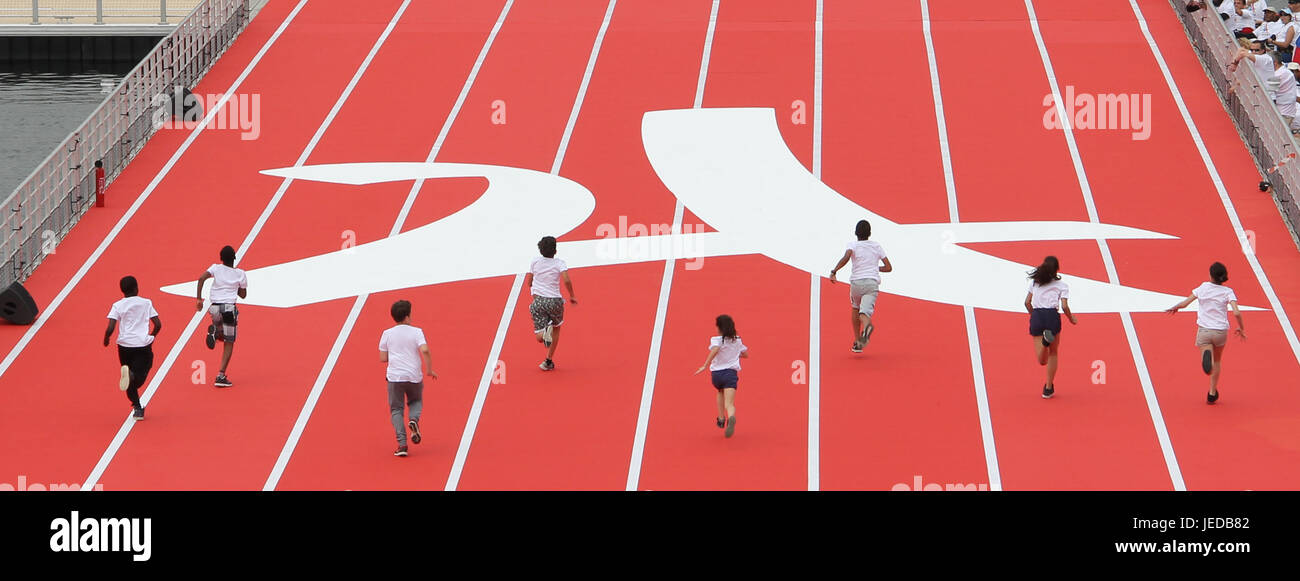 Paris, Paris. 23 Juin, 1894. Les adolescents de race sur la piste de course flottante le 23 juin 2017 à Paris, France. Paris a célébré la Journée olympique en organisant diverses activités aux côtés de la Seine le vendredi et samedi. La Journée olympique a été lancé en 1948 en commémoration de la fondation du Comité International Olympique le 23 juin 1894. Credit : Su Bin/Xinhua/Alamy Live News Banque D'Images