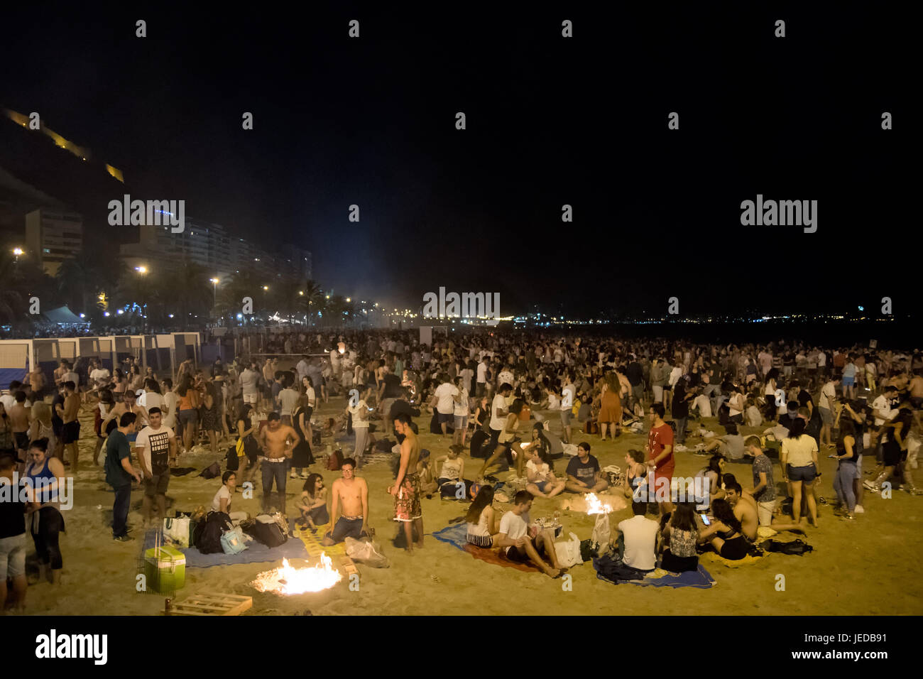 Alicante, Espagne. 24 Juin, 2017. Des milliers de personnes se rassemblent autour de feux de joie au cours de l'Assemblée Feux de la Saint Jean fête dans El plage de Postiguet. Les gens brûlent des objets et faire des souhaits comme ils sautent sur les flammes. Credit : Marcos del Mazo/Alamy live news Banque D'Images