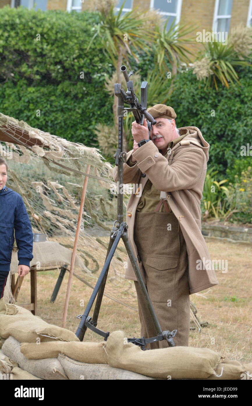 L'homme en uniforme de soldats historique démontre à l'aide d'un fusil militaire à l'événement de la Journée des Forces armées en 2017, au Royaume-Uni.News. Banque D'Images