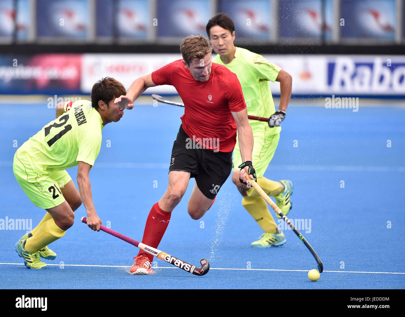 Londres, Angleterre - le 24 juin 2017 : Mark Pearson (CAN) essaie de contrôler la balle, la prévention du Chen (C) (RCS) s'il en demi-finale de la Ligue mondiale de hockey Hero (hommes) Le Canada contre la Chine à Lee Valley Hockey et Tennis Center le samedi. Photo : Taka Taka : crédit G Wu Wu/Alamy Live News Banque D'Images