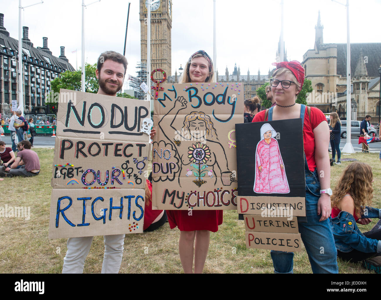 Londres, Royaume-Uni. 25 Juin, 2017. De protestation organisée en opposition à la DUP et de l'entente de travail des conservateurs. La marche est également organisé à l'appui de la voix pour le droit d'accéder à l'avortement en Irlande du Nord. Crédit : Michael Tubi/Alamy Live News Banque D'Images