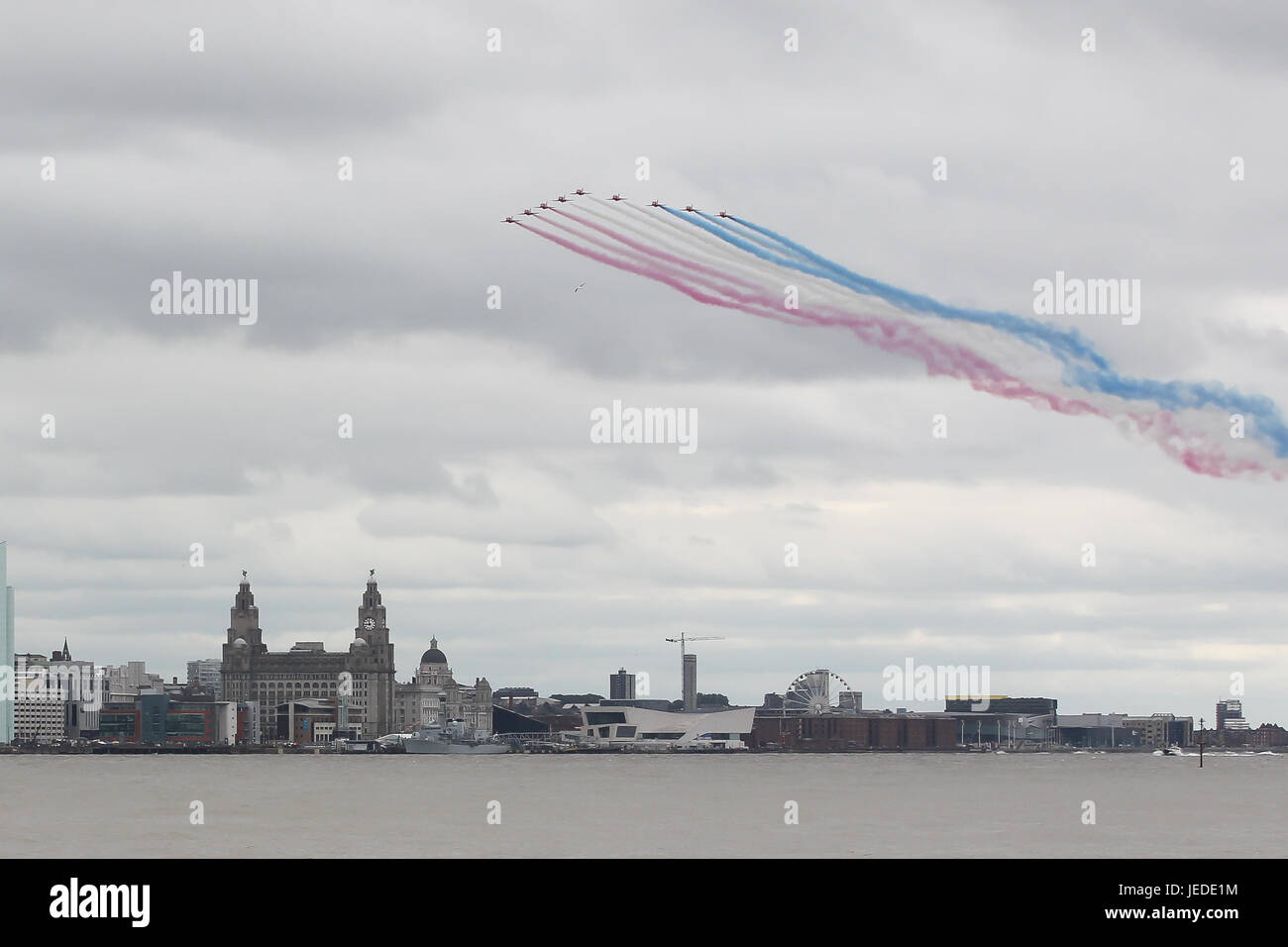 Liverpool, Royaume-Uni. 24 juin 2017. Les flèches rouges survoler les bâtiments du foie et sur la rivière Mersey à Liverpool, en Angleterre, au cours de la célébration de la journée des forces armées.Credit:Tony Taylor/Alamy Live News24th juin 2017. Les flèches rouges survoler les bâtiments du foie et sur la rivière Mersey à Liverpool, en Angleterre, au cours de la célébration de la journée des forces armées.Credit:Tony Taylor/Alamy Live News Banque D'Images