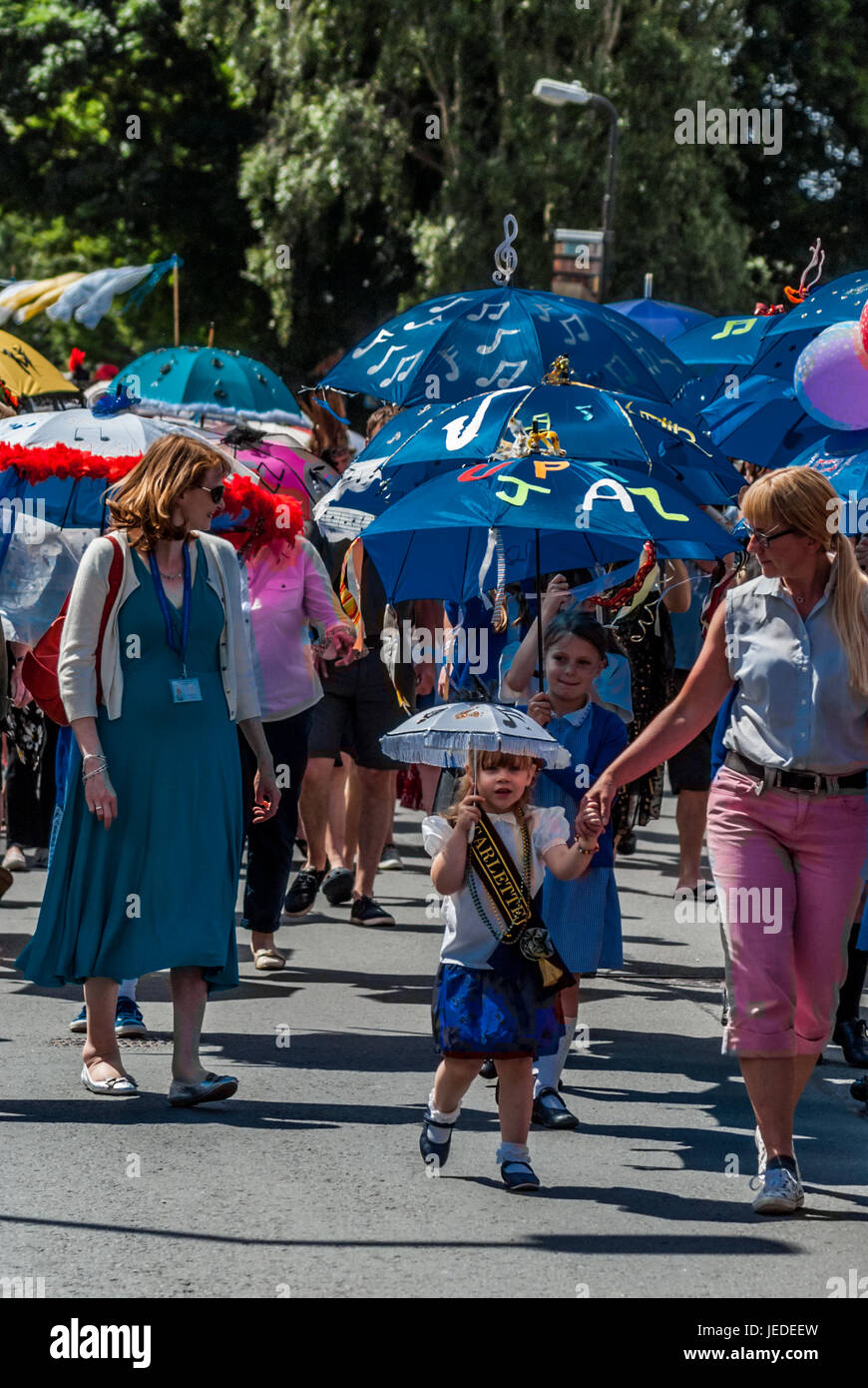 Upton sur Severn, UK. 24 Juin, 2017. Les foules se rassemblent pour regarder la parade jazz style Mardi Gras le 24 juin 2017. Crédit : Jim Wood/Alamy Live News Banque D'Images