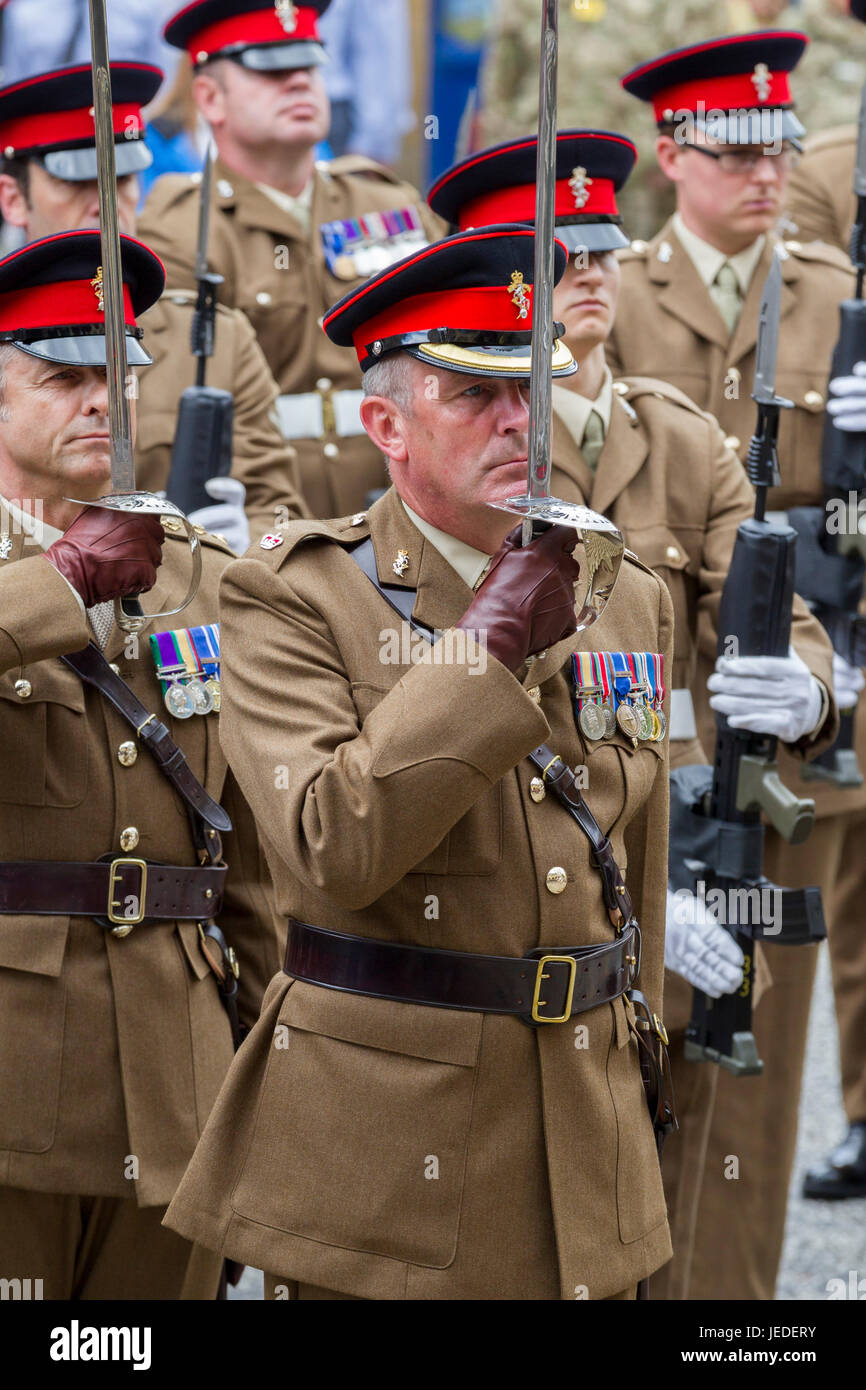 Northampton, du centre-ville. Royaume-uni 24 juin 2017, les Forces armées Day Parade. Les foules se rassemblent pour regarder le défilé à travers le centre-ville. Menant la parade (qui a commencé à 1045) cette année, c'est la RAF Marching Band. Ils sont suivis par la 118 Compagnie de récupération (REME), qui exercent leur liberté de l'arrondissement et célèbre ses 50 ans d'être basé à Northampton. Credit : Keith J Smith./Alamy Live News Banque D'Images