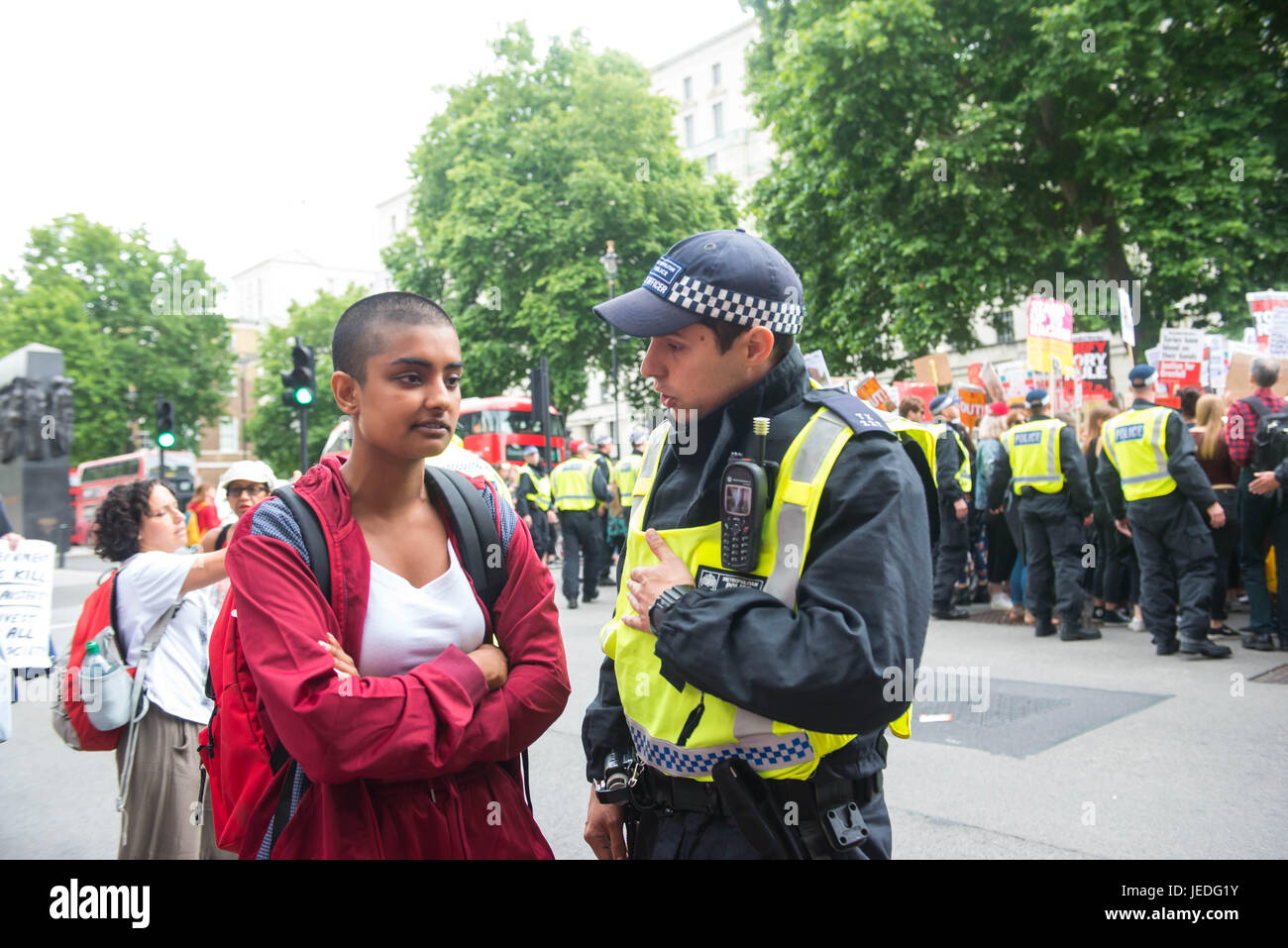 Londres, Royaume-Uni. 25 Juin, 2017. De protestation organisée en opposition à la DUP et de l'entente de travail des conservateurs. La marche est également organisé à l'appui de la voix pour le droit d'accéder à l'avortement en Irlande du Nord. Crédit : Michael Tubi/Alamy Live News Banque D'Images