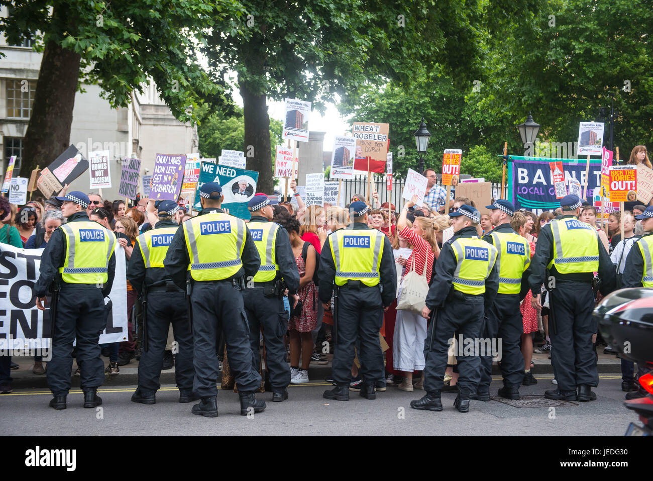 Londres, Royaume-Uni. 25 Juin, 2017. De protestation organisée en opposition à la DUP et de l'entente de travail des conservateurs. La marche est également organisé à l'appui de la voix pour le droit d'accéder à l'avortement en Irlande du Nord. Crédit : Michael Tubi/Alamy Live News Banque D'Images