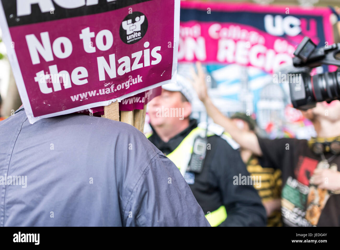 Londres, Royaume-Uni, 24 juin 2017. S'unir contre le fascisme (UAF) a organisé une manifestation près de Trafalgar Square à l'encontre de la Ligue de défense anglaise (EDL). En raison de récentes attaques terroristes, il y a une forte présence policière. Credit : onebluelight.com/Alamy onebluelight.com/Alamy Crédit : Nouvelles en direct Live News Banque D'Images