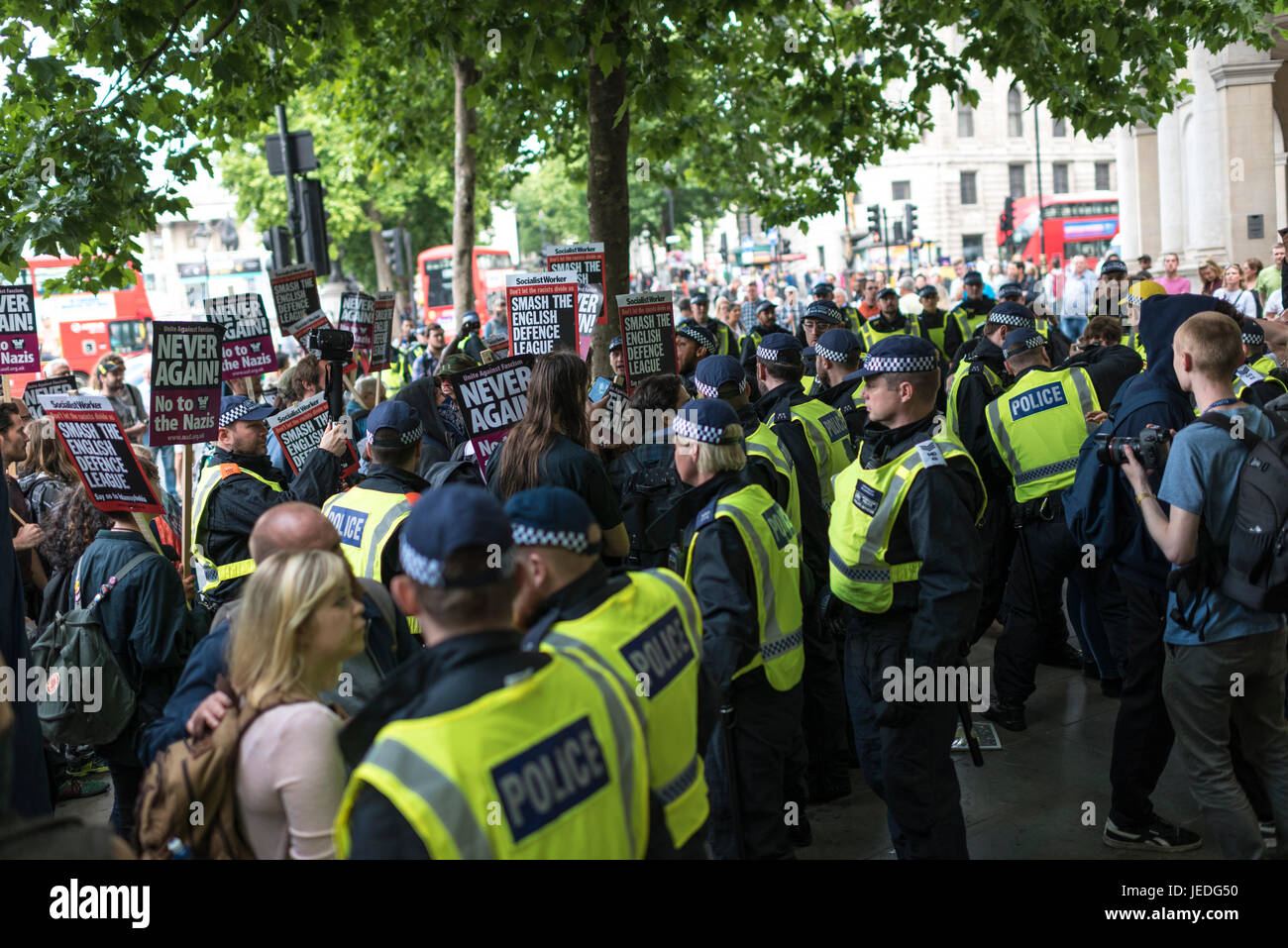 Londres, Royaume-Uni, 24 juin 2017. S'unir contre le fascisme (UAF) a organisé une manifestation près de Trafalgar Square à l'encontre de la Ligue de défense anglaise (EDL). En raison de récentes attaques terroristes, il y a une forte présence policière. Credit : onebluelight.com/Alamy onebluelight.com/Alamy Crédit : Nouvelles en direct Live News Banque D'Images
