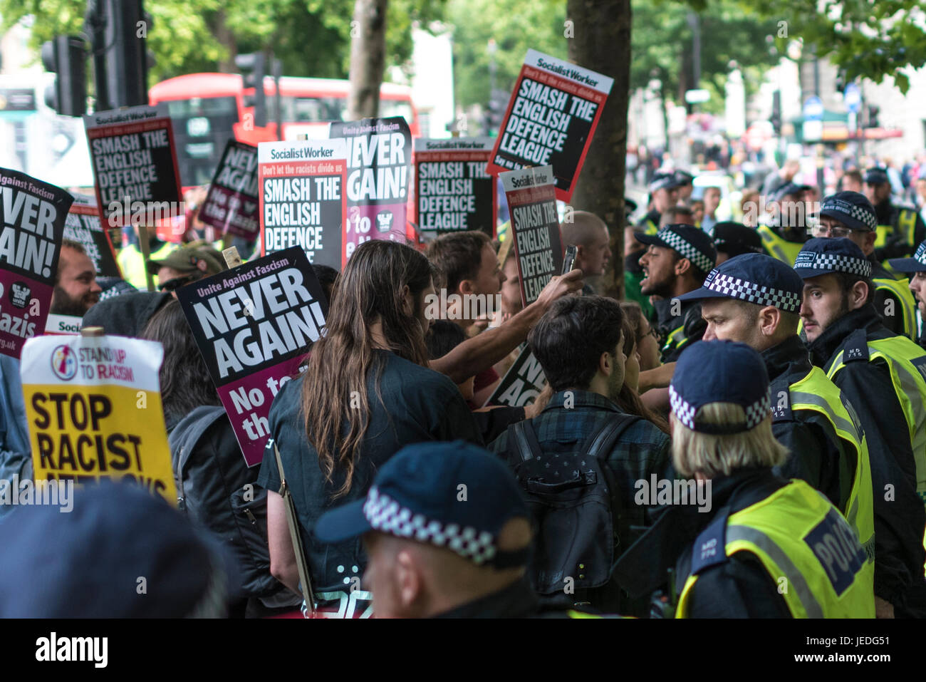 Londres, Royaume-Uni, 24 juin 2017. S'unir contre le fascisme (UAF) a organisé une manifestation près de Trafalgar Square à l'encontre de la Ligue de défense anglaise (EDL). En raison de récentes attaques terroristes, il y a une forte présence policière. Credit : onebluelight.com/Alamy onebluelight.com/Alamy Crédit : Nouvelles en direct Live News Banque D'Images