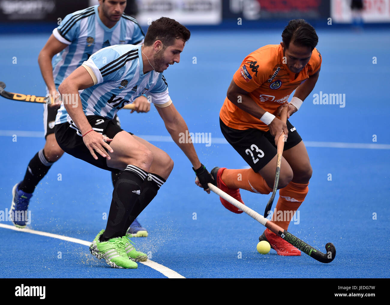 Londres, Royaume-Uni. 24 Juin, 2017. (ARG), Tengku TAJUDDIN (MAS) obtenir des liens à partir de la balle de hockey opposant héros lors de demi-finale de la Ligue Mondiale (hommes) l'Argentine contre la Malaisie à Lee Valley Hockey et Tennis Center le samedi. Photo : Taka Taka : crédit G Wu Wu/Alamy Live News Banque D'Images