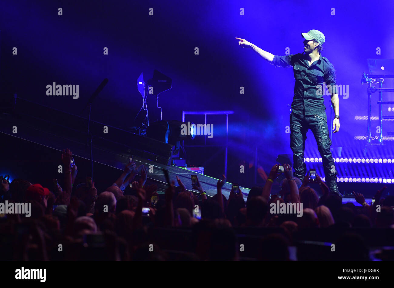 MIAMI, FLORIDE - le 23 juin : Enrique Iglesias effectue sur scène en direct à l'AmericanAirlines Arena le 23 juin 2017 à Miami, en Floride. Credit : MPI10 / MediaPunch Banque D'Images