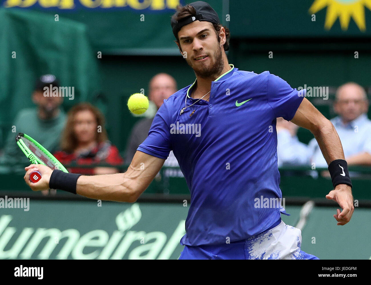 Halle, Allemagne. 24 Juin, 2017. Karen Khachanov de Russie renvoie la balle au cours de la demi-finale du tournoi contre la Suisse de Roger Federer dans le Gerry Weber Open 2017 à Halle, en Allemagne, le 24 juin 2017. Credit : Joachim Bywaletz/Xinhua/Alamy Live News Banque D'Images