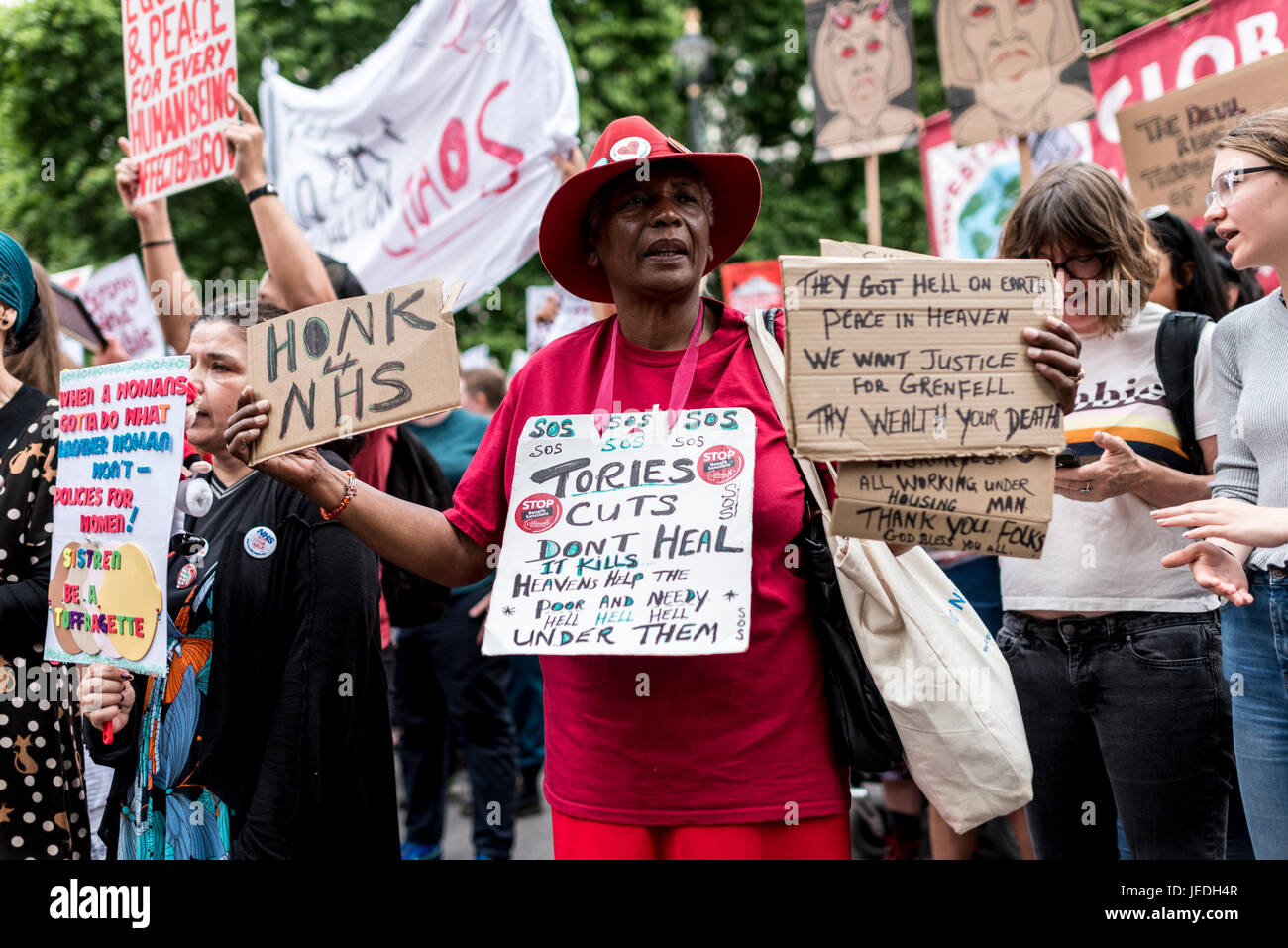 Londres, Royaume-Uni, 24 juin 2017. Les jeunes manifester devant Downing Street contre le gouvernement conservateur qui tente de créer une alliance avec la DUP. Credit : onebluelight.com/Alamy Live News Banque D'Images