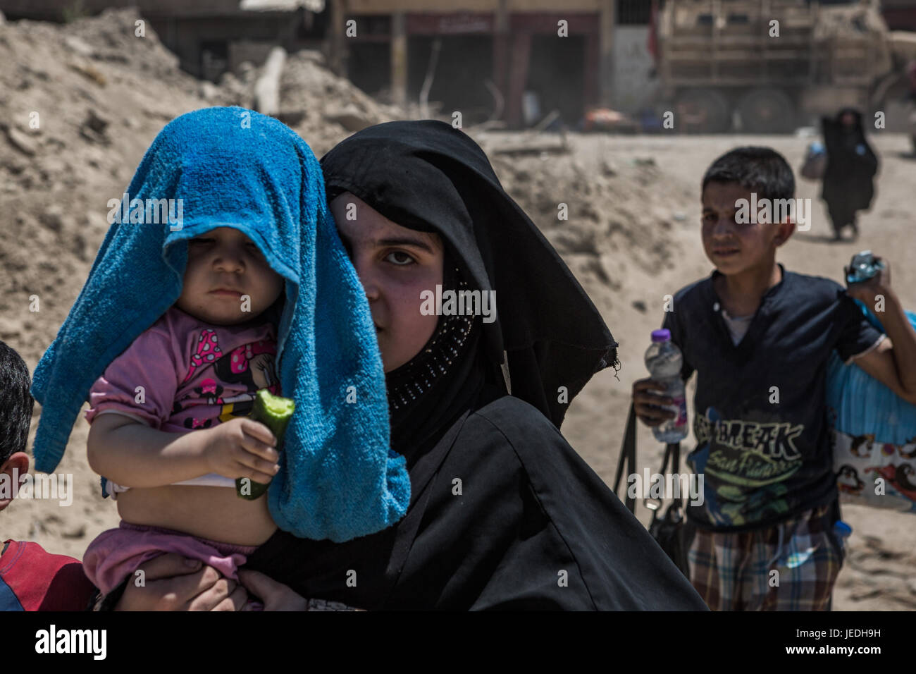 Mossoul, Irak. 24 Juin, 2017. Irakiens fuient les combats entre les forces irakiennes et l'État islamique à Mossoul, Irak, 24 juin 2017. Photo : Andrea DiCenzo/dpa/Alamy Live News Banque D'Images