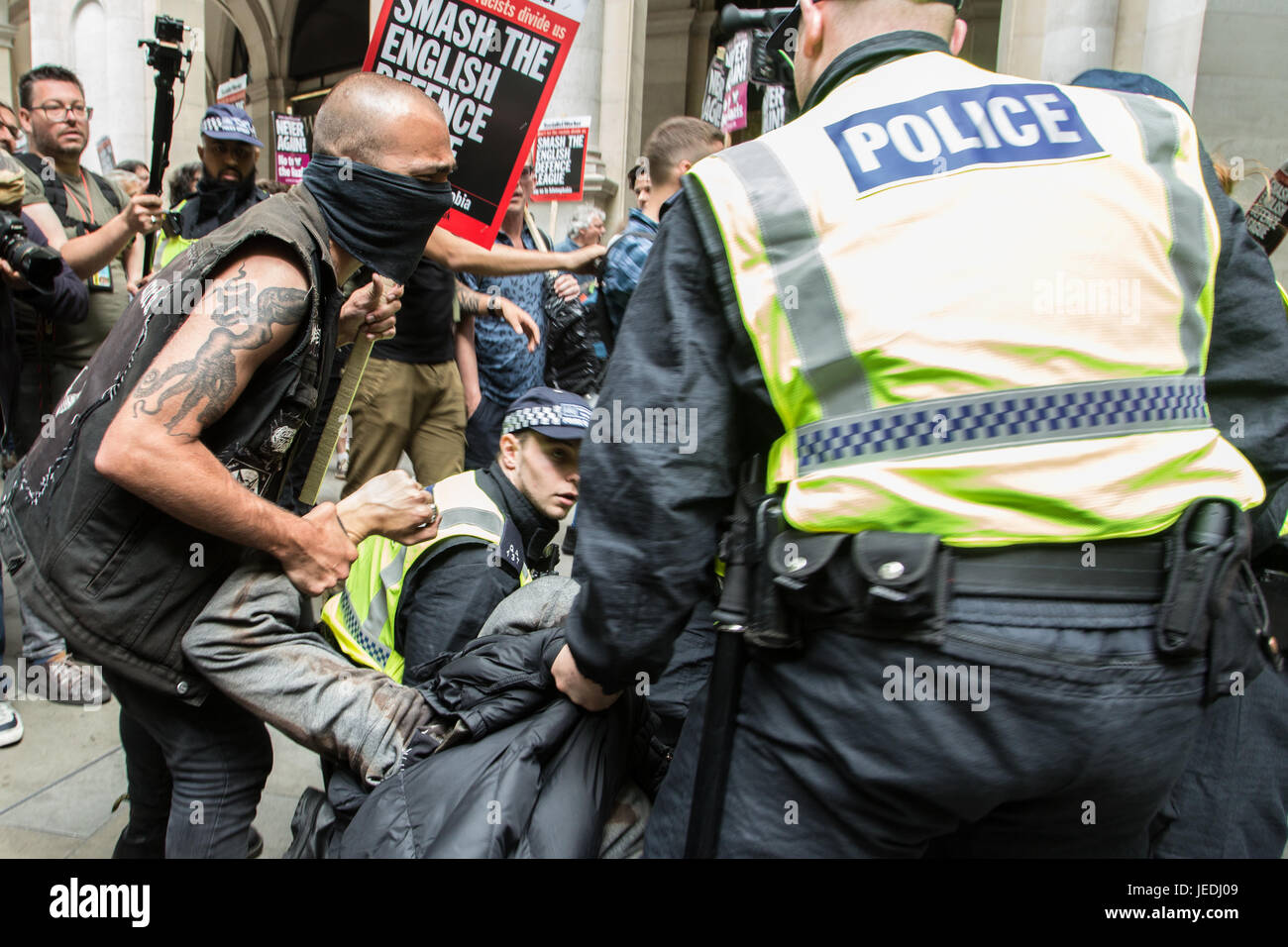 Mars EDL et contre-manifestation de United contre le fascisme. Londres, Royaume-Uni. 24 Juin, 2017. Banque D'Images