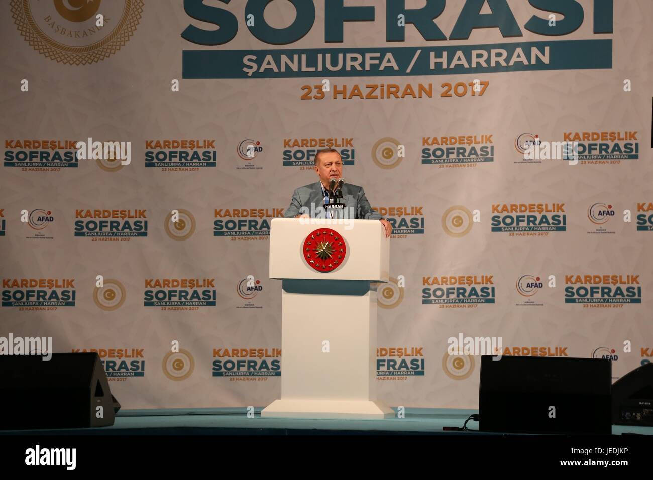 Ankara, Turquie. 23 Juin, 2017. Le Président turc, Recep Tayyip Erdogan parle dans la province de Sanliurfa, sud-est de la Turquie, le 23 juin 2017. Le Président turc, Recep Tayyip Erdogan a déclaré vendredi que la Turquie ne permettra jamais l'établissement d'un état dans le nord de la Syrie, l'Anadolu Agence a annoncé samedi. Credit : QinYanyang/Xinhua/Alamy Live News Banque D'Images