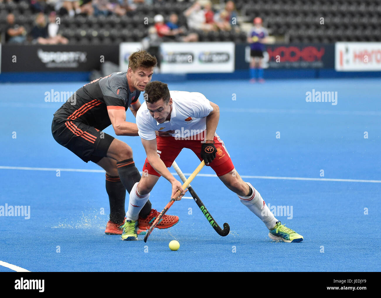 Londres, Royaume-Uni. 24 Juin, 2017. Phil ROPER (C) (FRA), de WIJN Sander (NED) en action lors de la Ligue mondiale de hockey héros demi-finale (hommes) l'Angleterre contre les Pays-Bas à Lee Valley Hockey et Tennis Center le samedi. Photo : Taka Taka : crédit G Wu Wu/Alamy Live News Banque D'Images