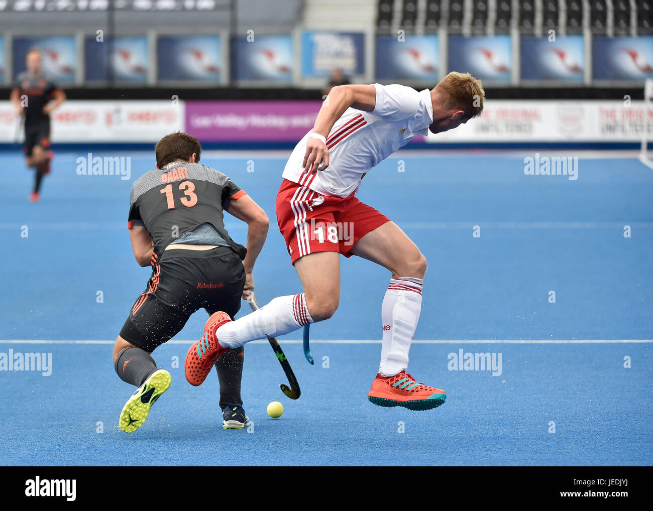 Londres, Royaume-Uni. 24 Juin, 2017. CREED Brendan (FRA), Sander BAART (NED) trie d'obtenir la balle lors de la Ligue mondiale de hockey héros demi-finale (hommes) l'Angleterre contre les Pays-Bas à Lee Valley Hockey et Tennis Center le samedi. Photo : Taka Taka : crédit G Wu Wu/Alamy Live News Banque D'Images