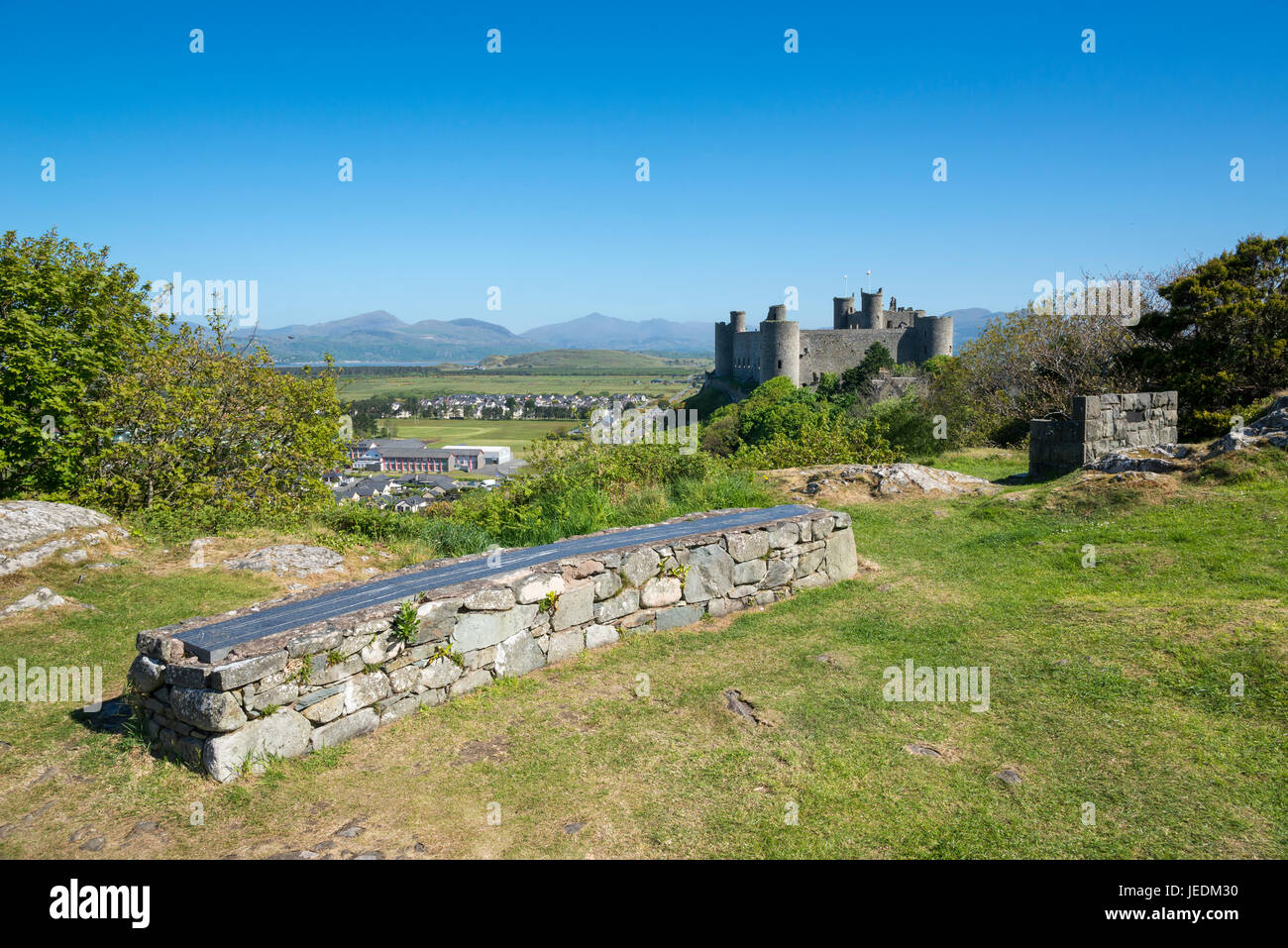 Voir d'Harlech Castle à Snowdonia, le Nord du Pays de Galles sur une journée ensoleillée au début de mai. Banque D'Images