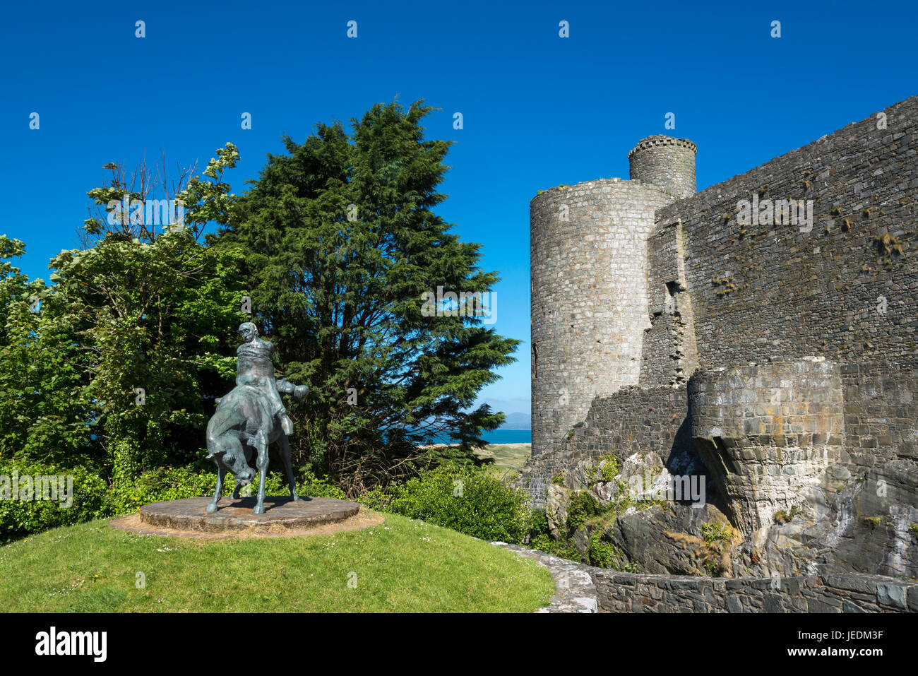 Les deux rois statue en dehors de Harlech Castle dans la région de Snowdonia, le Nord du Pays de Galles. Banque D'Images